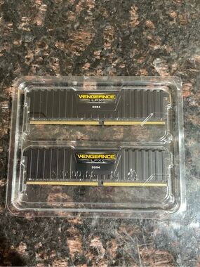 Free Shipping! Corsair Vengeance LPX DDR4 32GB— Black